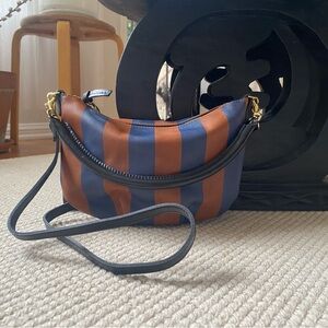 Clare V. Petit Moyen Messenger